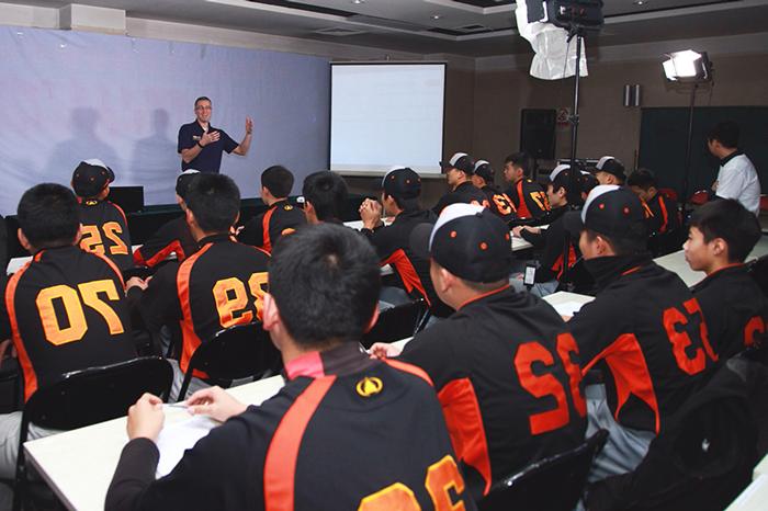 尼科尔斯向中国“职业”青年运动员介绍动力.