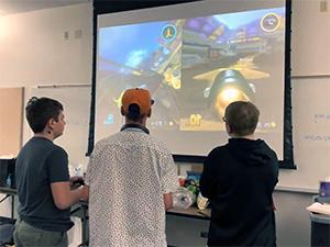 其中一个设计团队测试《马里奥赛车8》是为了分析游戏动态，为团队的游戏设计创造理念. 